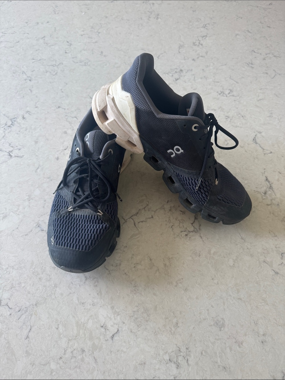 On Cloud Flyers Men’s size 9 Running Shoes in Black and Gray